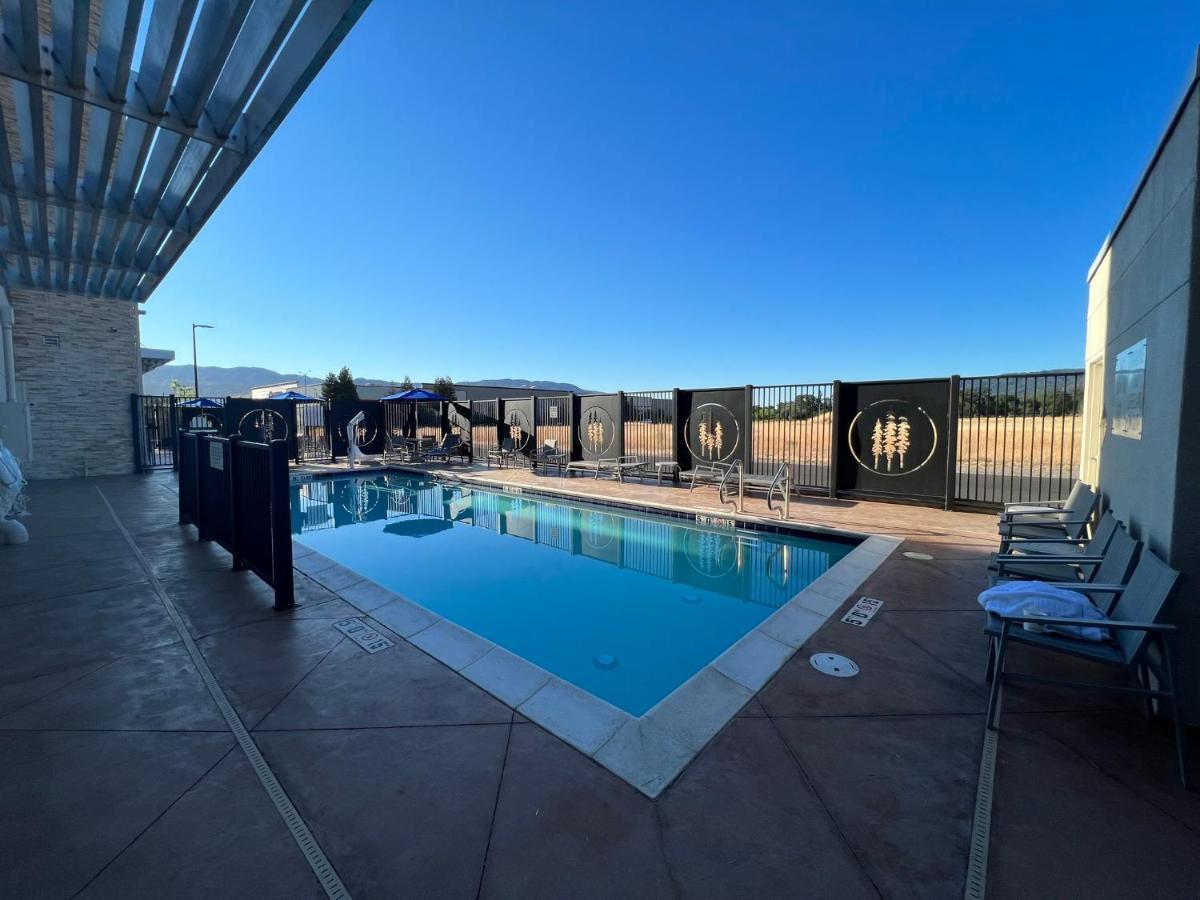 Holiday Inn Express & Suites - Ukiah By Ihg Екстериор снимка